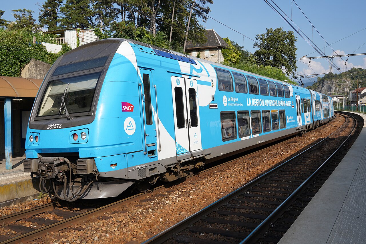 Un TER « Z23500 » avec la livrée AuRA en gare de Montmélian, 2024