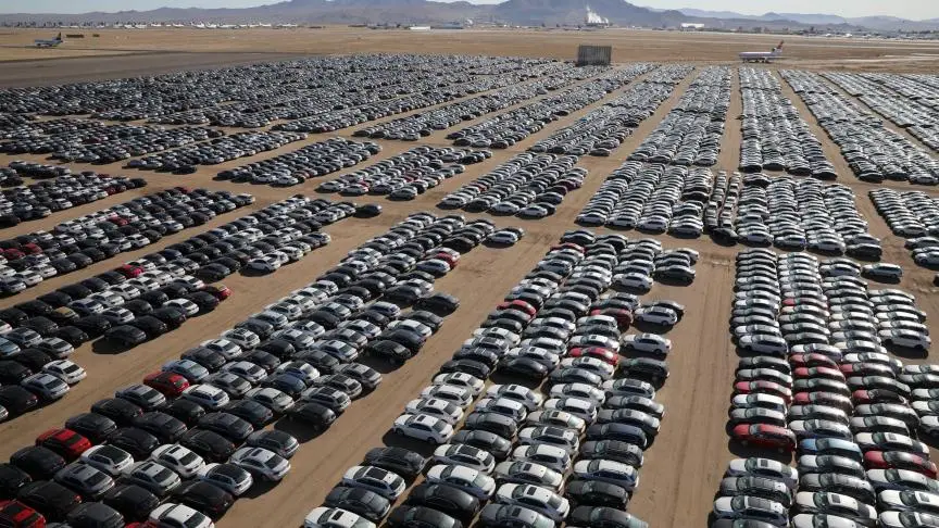 Des milliers de véhicules stationnés dans le désert californien suite au scandale du Dieselgate (2018)