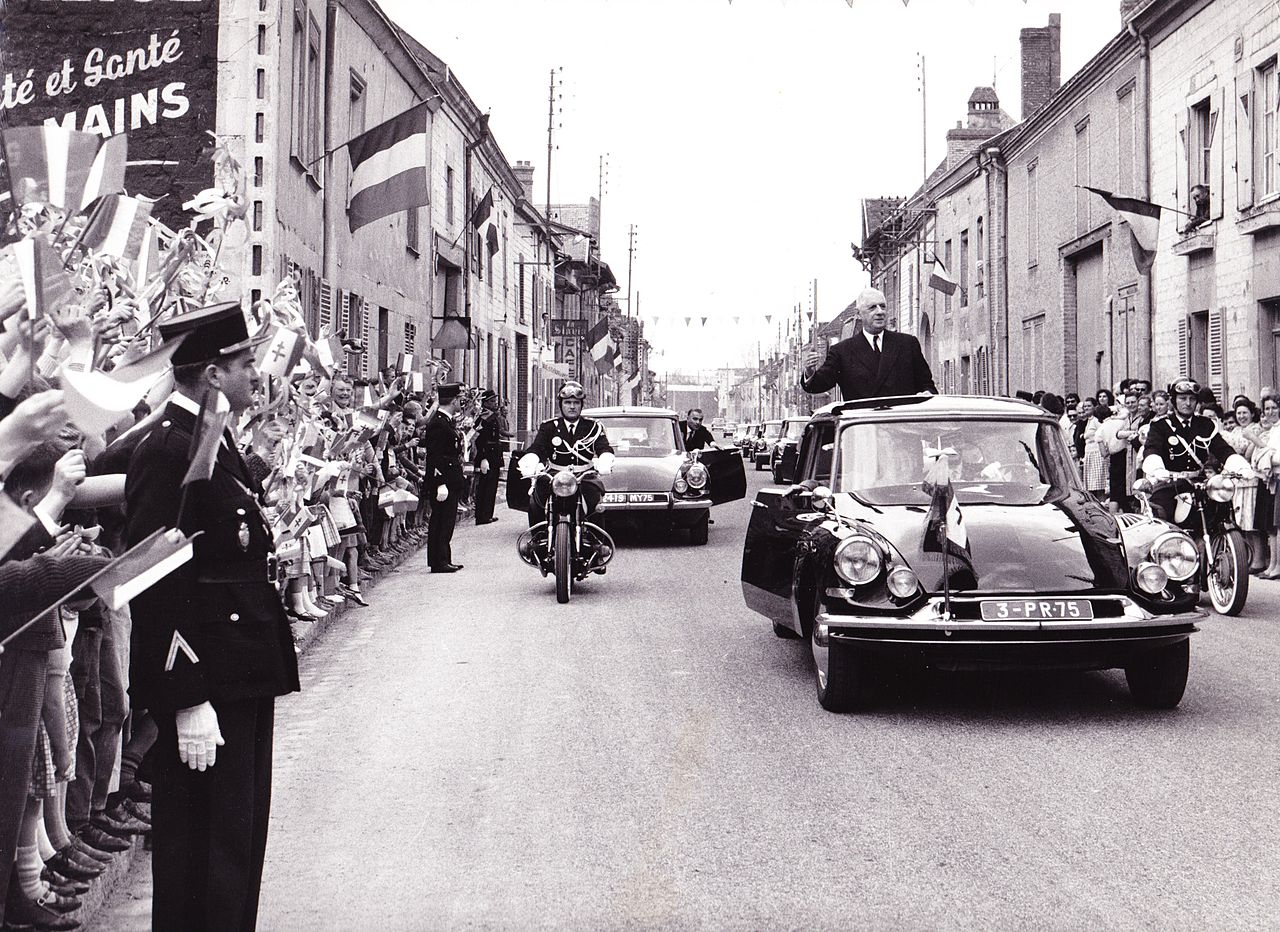 Le président de la République française Charles de Gaulle à bord de la Citroën DS présidentielle (1963)