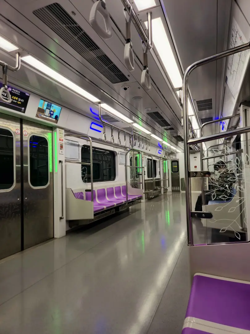Intérieur d'une rame du métropolitain de Séoul sur la ligne 5 (2025)