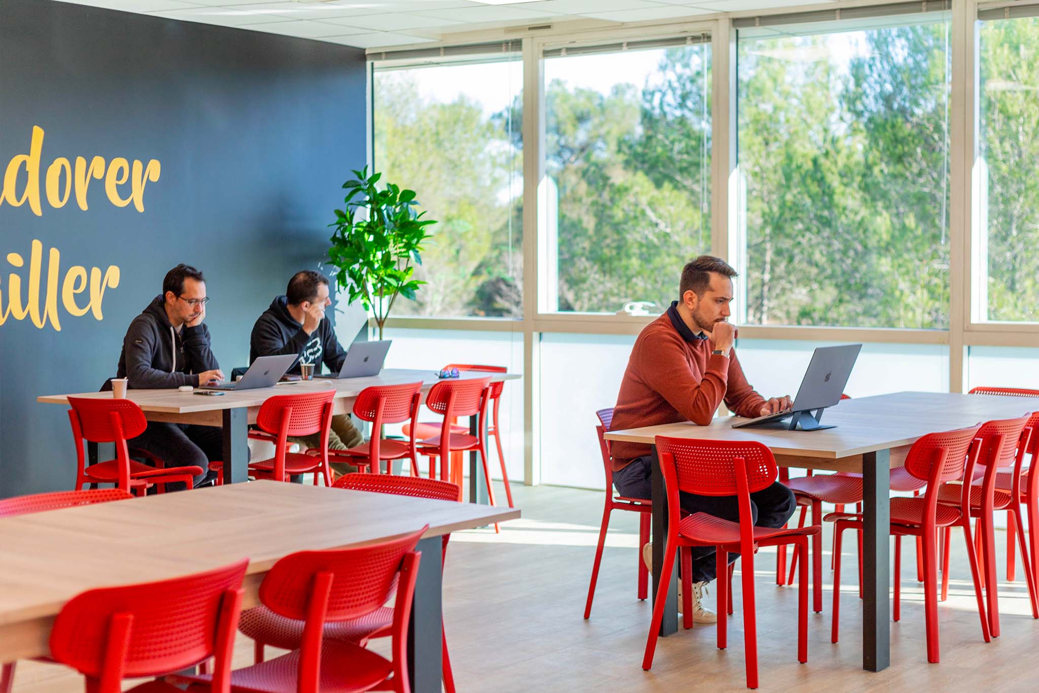 Photographie promotionnelle du centre d'affaires Sundesk à Biot