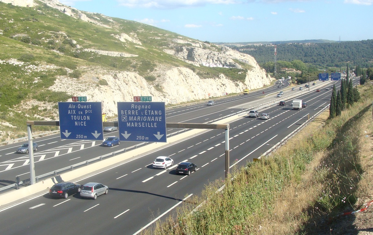 Approche de l'échangeur A7 - A8 en périphérie de la ville d'Aix-en-Provence