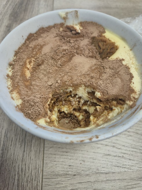 Un bol de tiramisu aux spéculoos entamé
