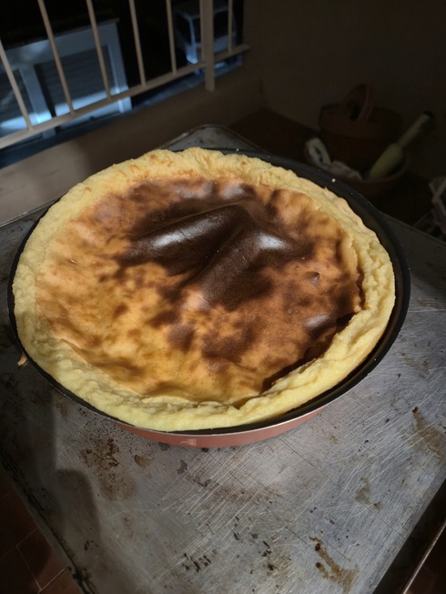 Un flan pâtissier à la vanille en train de refroidir à la sortie du four
