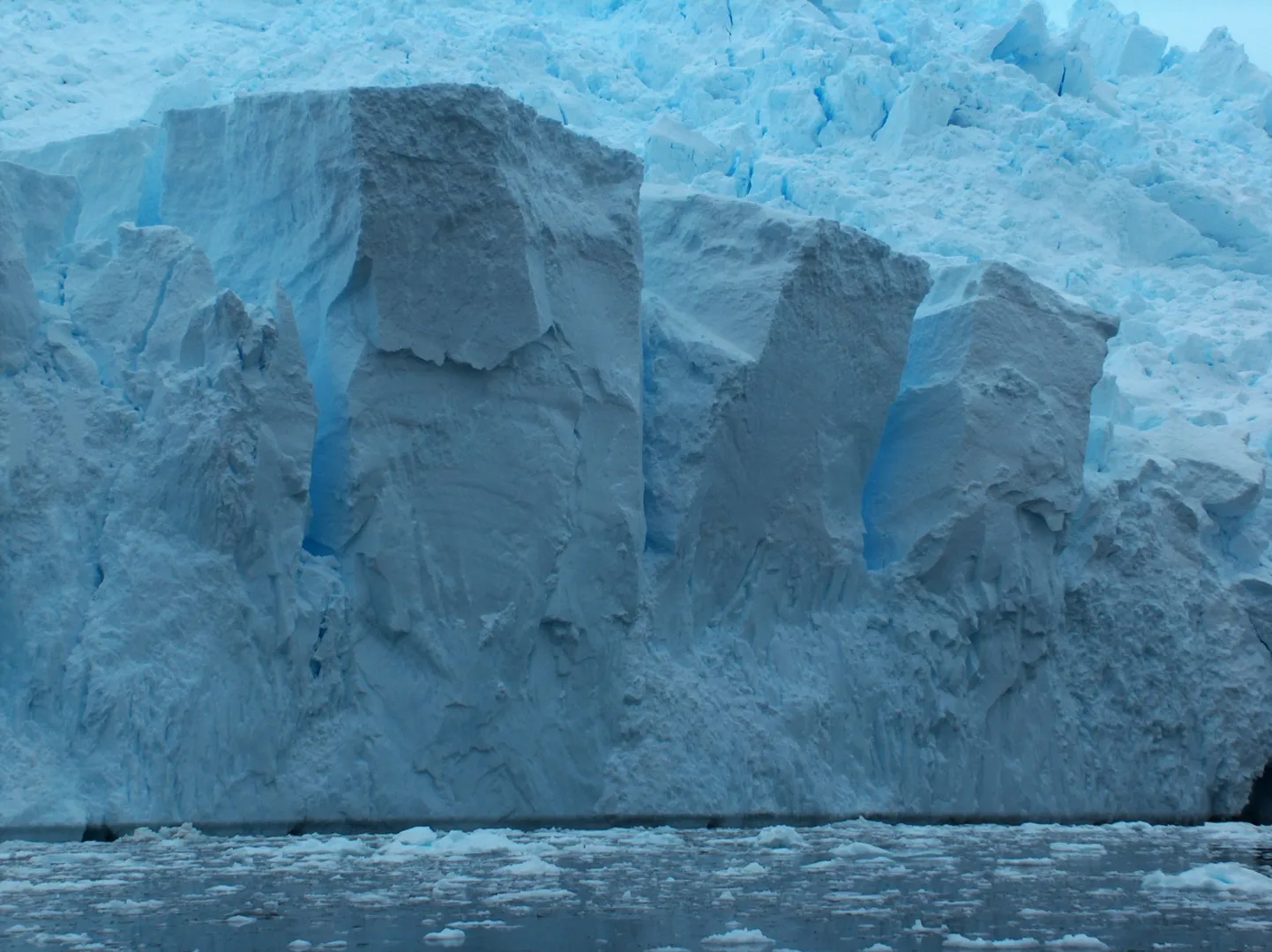 Cour dans la calotte glaciaire en Antarctique (2005)