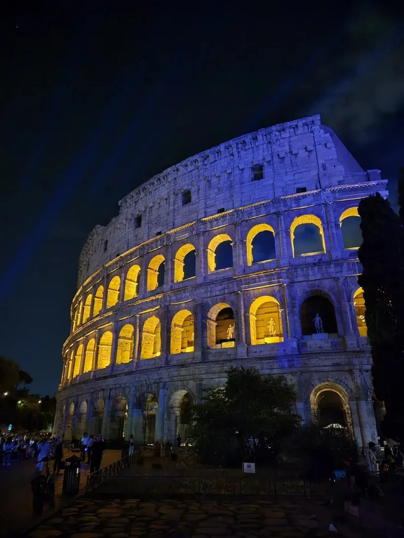 Photographie du Colisée romain de nuit (2026)