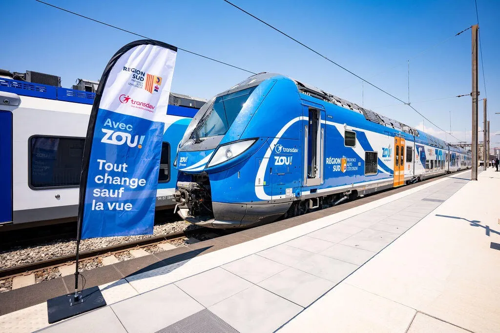 Exposition d'un TER « Regio 2N » avec sa livrée Zou opéré par Transdev (2026)