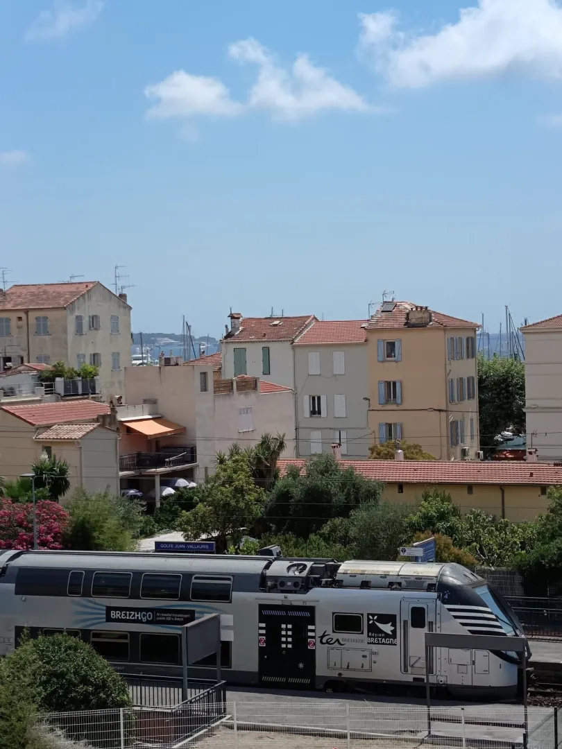 Un TER « Regio 2N » de prêt avec sa livrée BreizhGo en gare de Golfe Juan-Vallauris (2026)