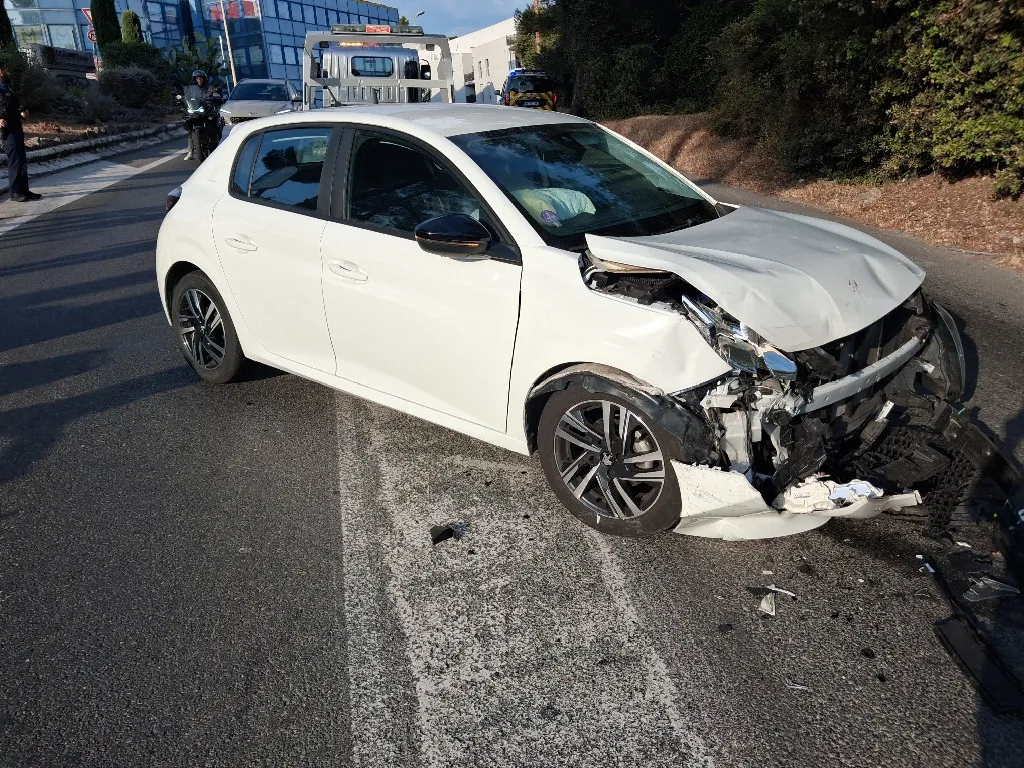 Photo de ma Peugeot 208 accidentée avant remorquage (2026)