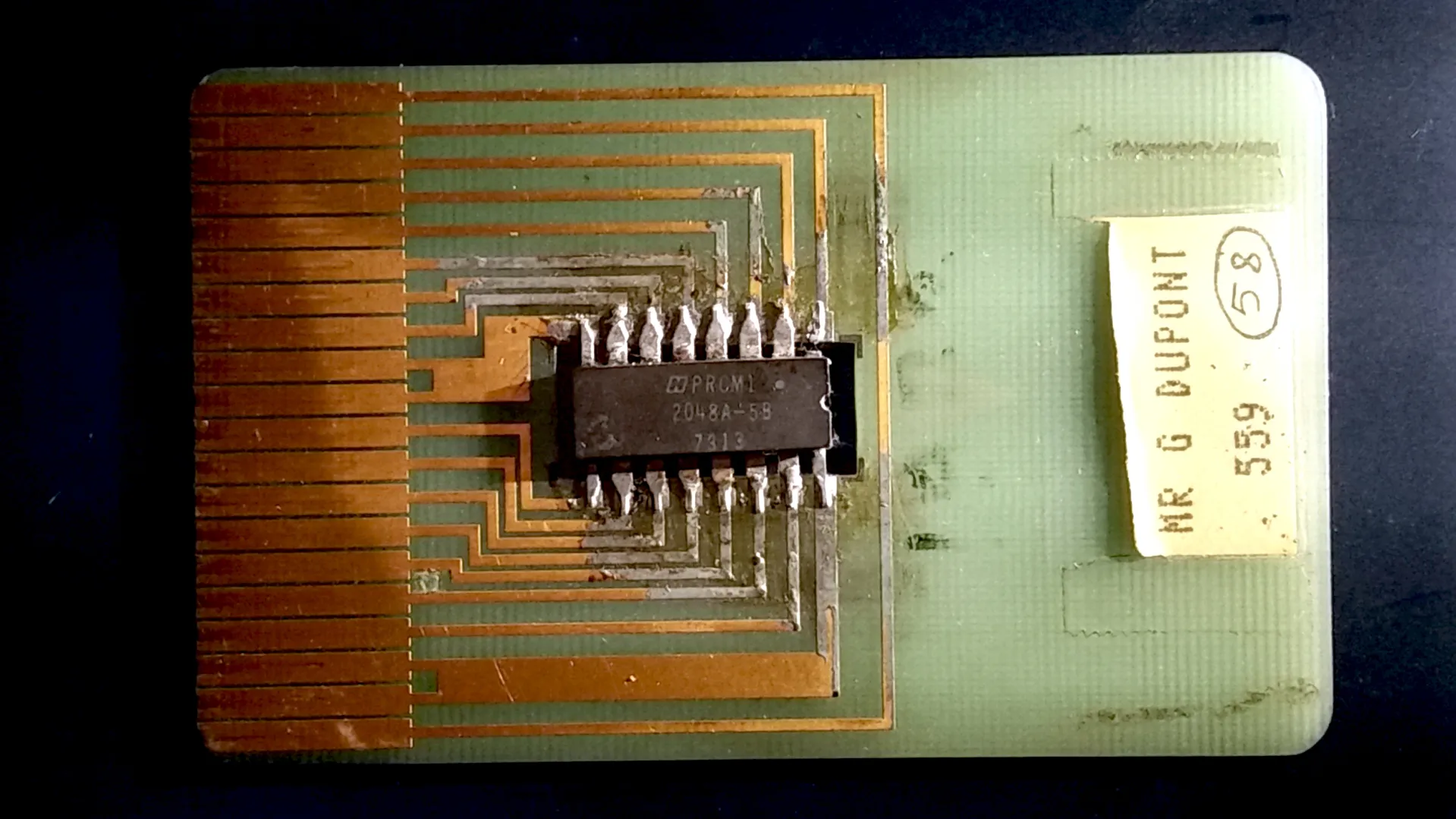 Photographie d'un des premiers prototypes de carte à puce par Roland Moreno en 1975 (2015)