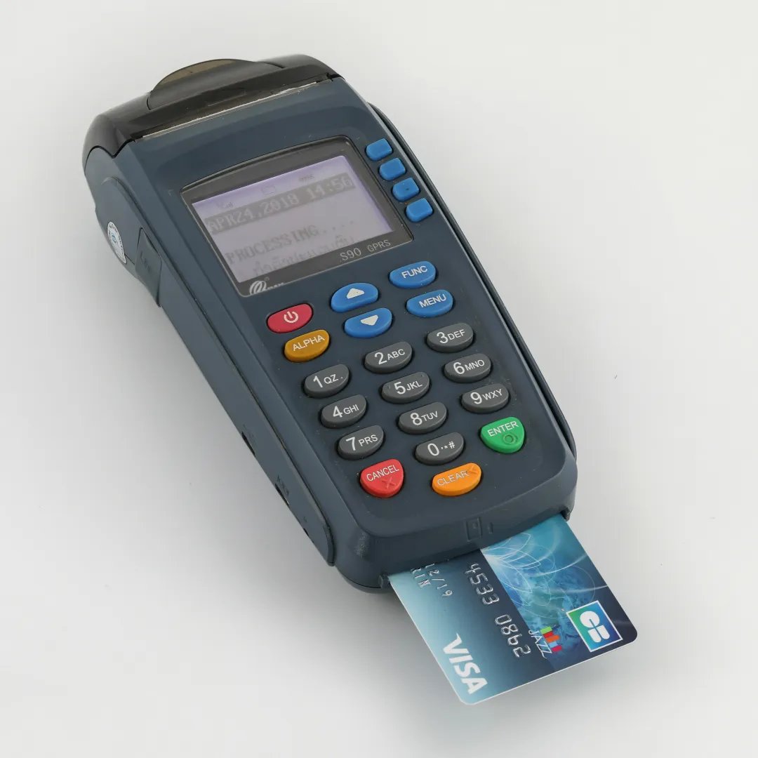 Photographie d'un terminal de paiement électronique avec une carte Visa insérée (2018)