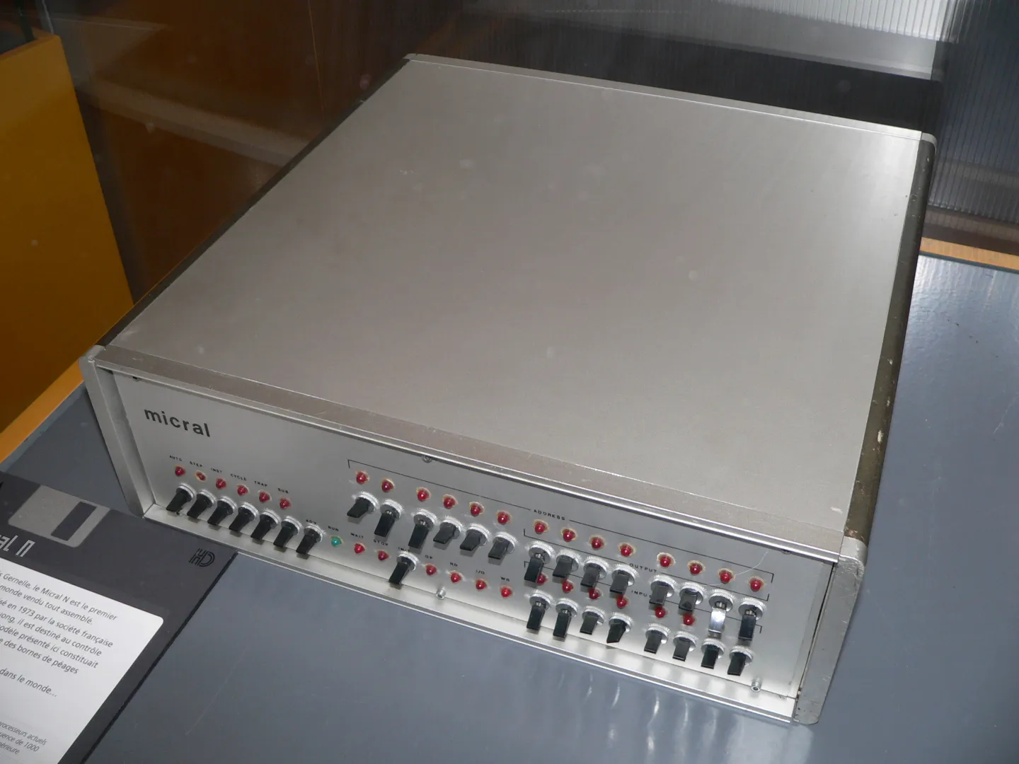Photographie d'un Micral N exposé à la Cité des sciences et de l'industrie (2018)