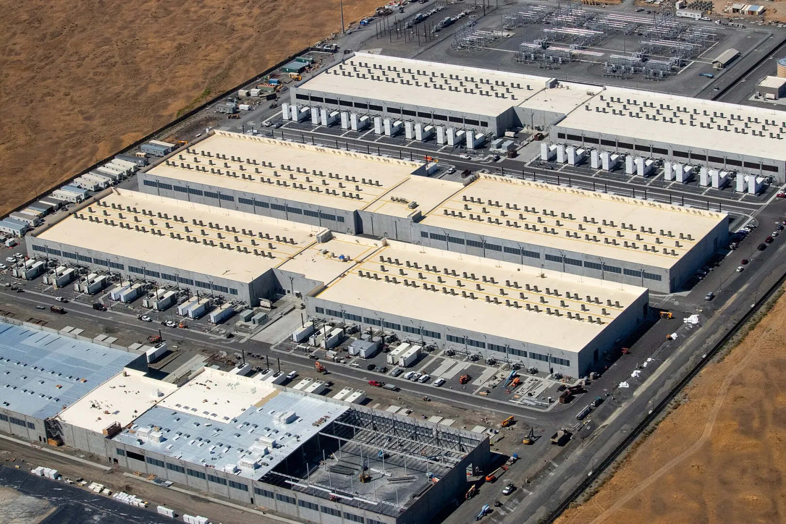 Photographie aérienne de centres de données d'Amazon Web Services dans l'Oregon (2023)