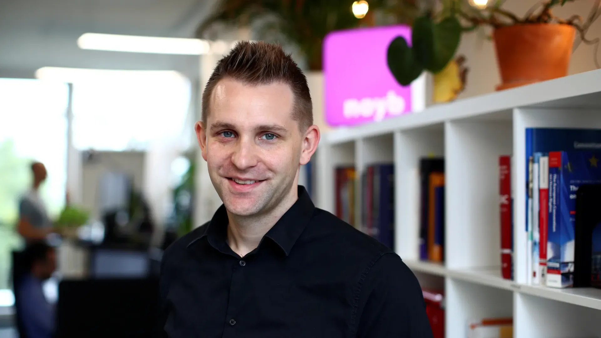 Photographie de Max Schrems dans les locaux de son organisation NOYB (2021)
