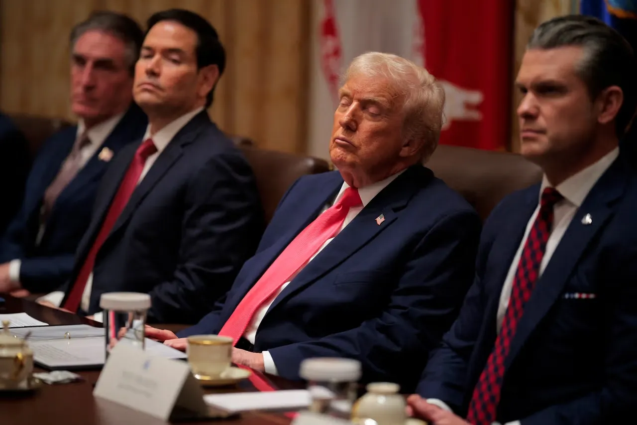 Photographie de Donald Trump assoupi en pleine réunion à la Maison Blanche (2025)