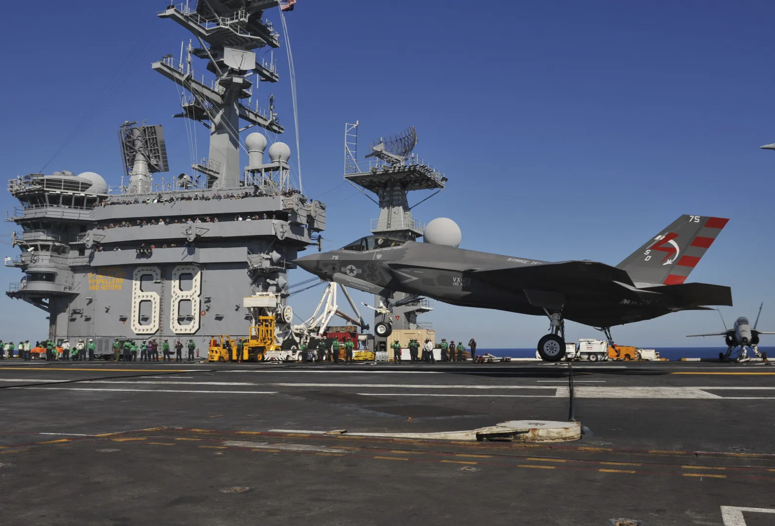Photographie d'un F-35C appontant sur le pont du porte-avions américain Nimitz (2014)