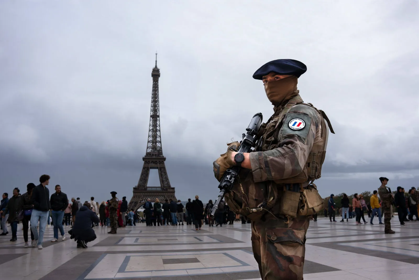 Photographie d'un militaire français de l'Opération Sentinelle portant un HK416F (2024)