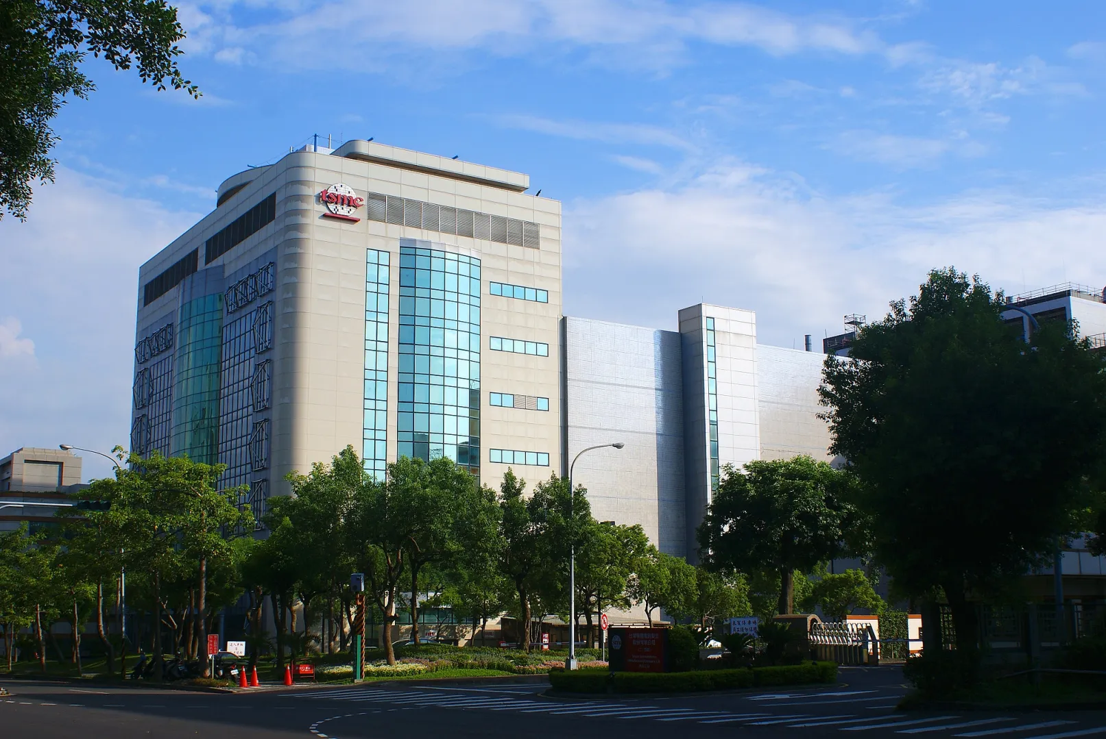 Photographie de l'usine Fab 5 de TSMC dans le parc scientifique de Hsinchu (2010)